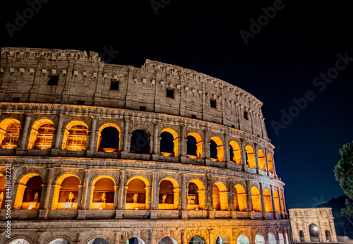 panoramica del colosseo Romano detto anche Anfiteatro Flavio di notte
