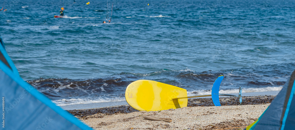 Planche de kitefoil sur une plage. Planche de kitefoil sur une plage.