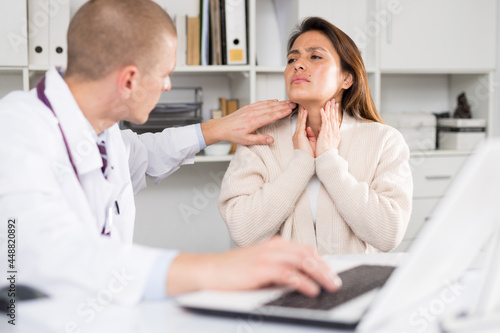 Patient complains to the doctor about a sore throat
