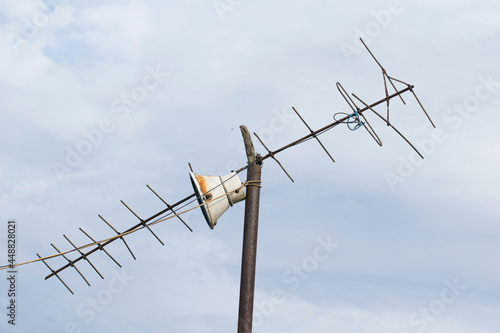 Antenna used in the past for receiving TV stations. Antenna with aluminum elements.