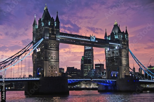 tower bridge at night.The Tower Bridge (in English, Tower Bridge) is a bascule and suspension bridge of London, constructed between 1886 and 1894, that crosses the River Thames near ... Height: 65 m B