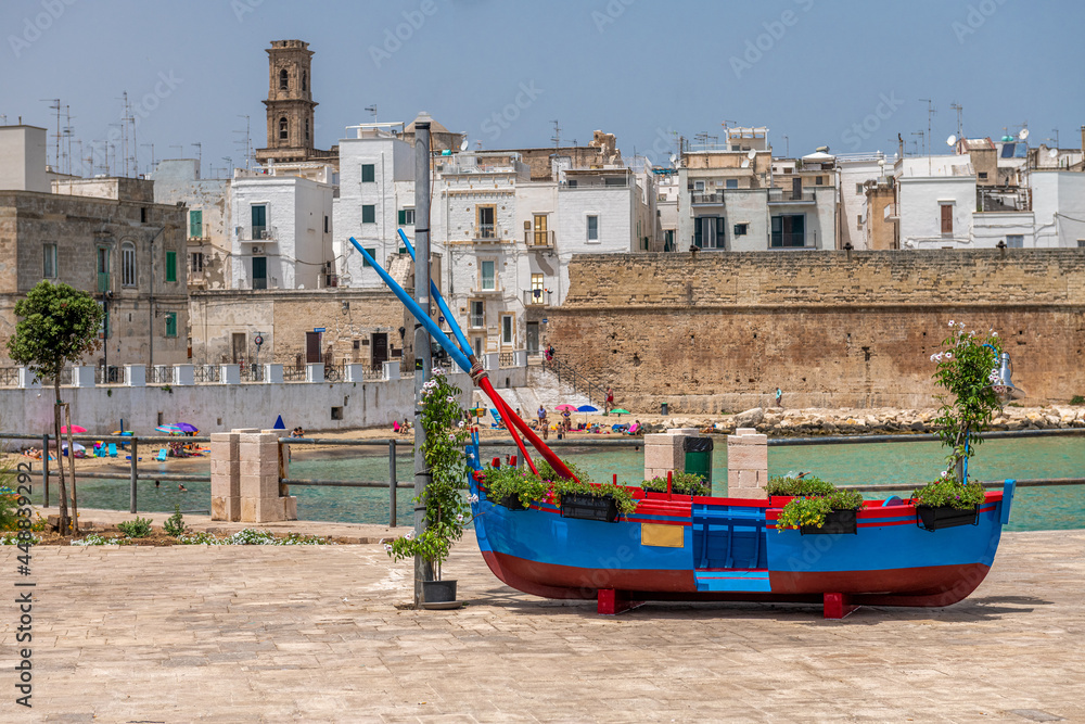 symbol regionu Puglia na południu Włoch czyli niebieska, bardzo intensywnie kolorowa łódź rybacka - obrazy, fototapety, plakaty 