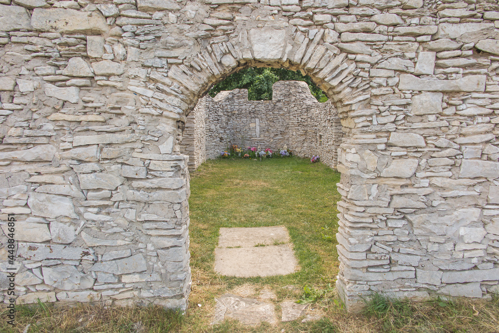 Obraz premium Ruins of the Church of St. Stanislaw in Żarki in the Jura Krakowsko Czestochowska