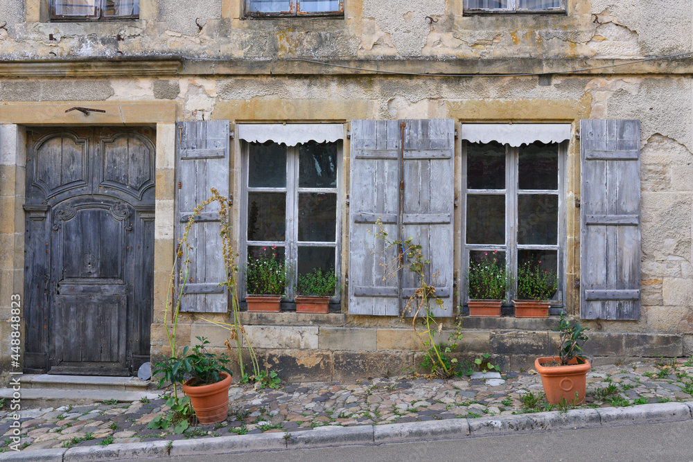 Vieille façade de maison dans la rue Saint Pierre à Vézelay (89450), Yonne en Bourgogne-Franche-Comté, France