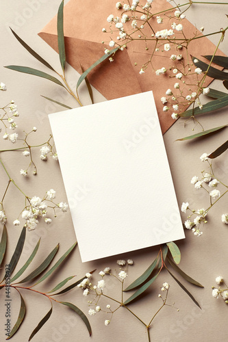 Cuadro en lienzo Invitation or greeting card mockup with envelope, eucalyptus and gypsophila twigs