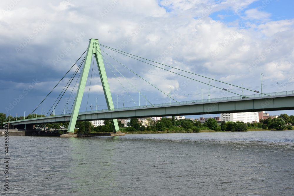 Fototapeta premium severinsbrücke in köln, deutschland 