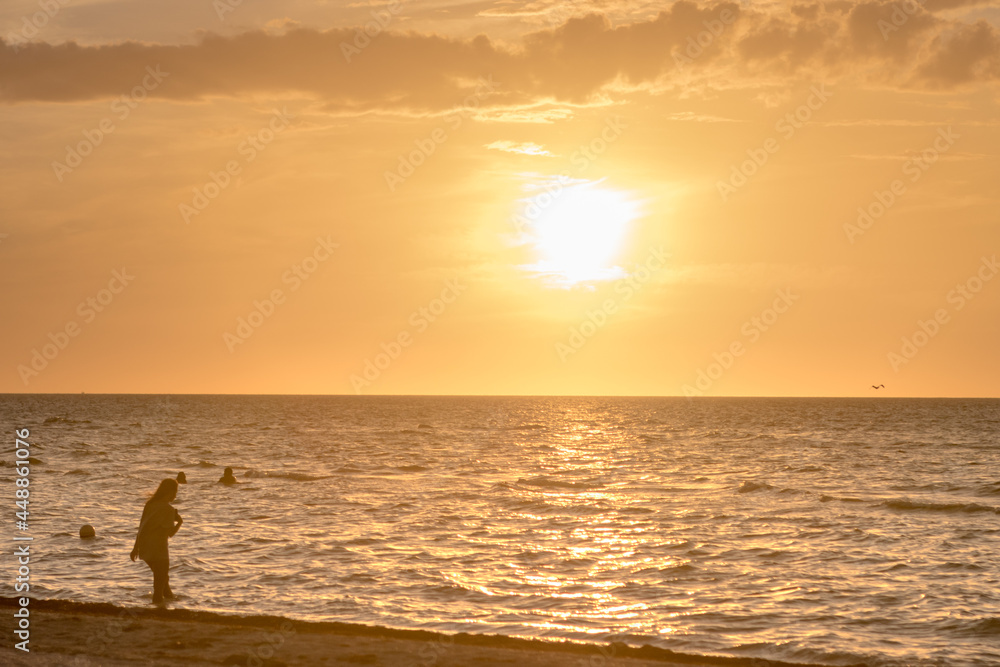 ATARDECER EN  LA PLAYA DE  PUERTO PROGRESO MERIDA YUCATAN MEXICO  