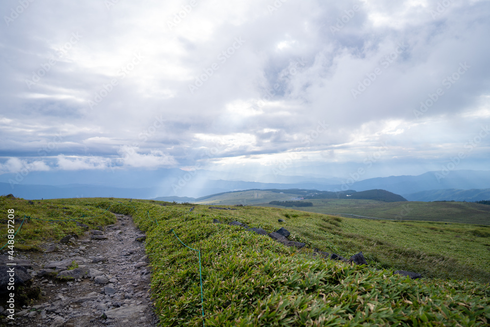Fototapeta premium 長野県諏訪市の霧ヶ峰を登山している風景 A view of climbing Kirigamine Peak in Suwa City, Nagano Prefecture.