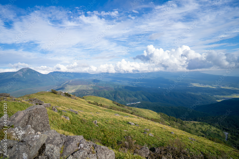 長野県諏訪市の霧ヶ峰を登山している風景 A view of climbing Kirigamine Peak in Suwa City, Nagano Prefecture.