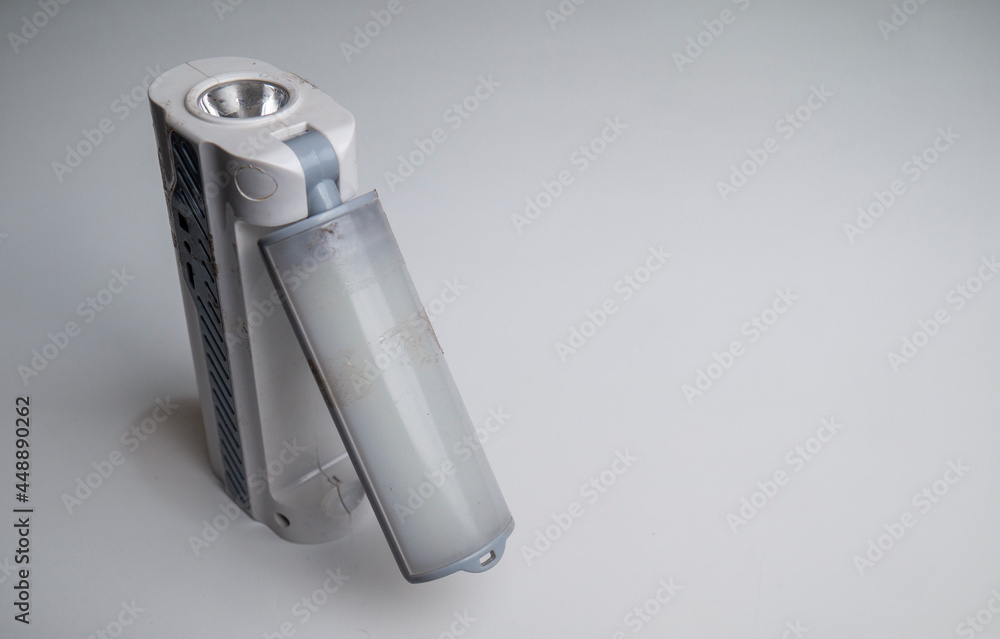 LED emergency light is white with two sides that can produce light, can be recharged using USB LED emergency light is white with two sides that can produce light, can be recharged using USB