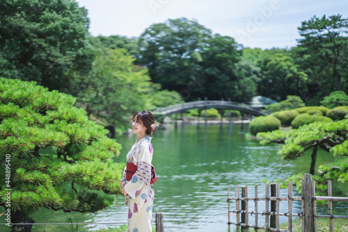 日本庭園を散策する浴衣の女性 © peach100