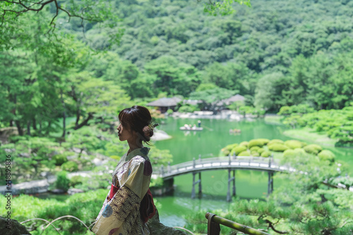 日本庭園を散策する浴衣の女性 © peach100