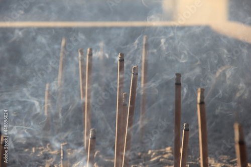 煙を漂わせている何本もの線香