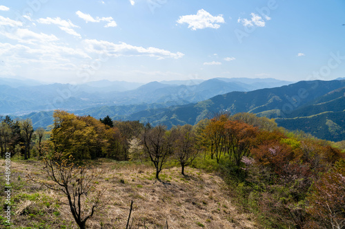 東京都八王子市の陣馬山で登山をする風景 Scenery of climbing Mount Jinma in Hachioji City, Tokyo.