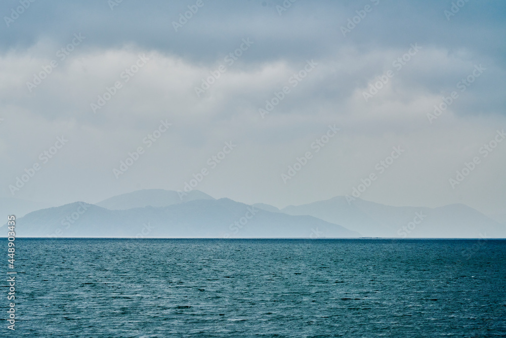 琵琶湖から見る山がすみ