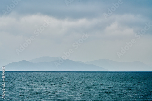 琵琶湖から見る山がすみ