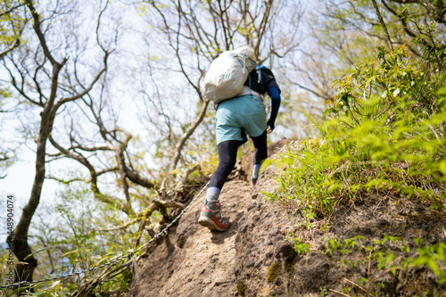 神奈川県南足柄市の金時山で登山する女性 A woman climbs Mount Kintoki in Minami Ashigara City, Kanagawa Prefecture.  © Hello UG