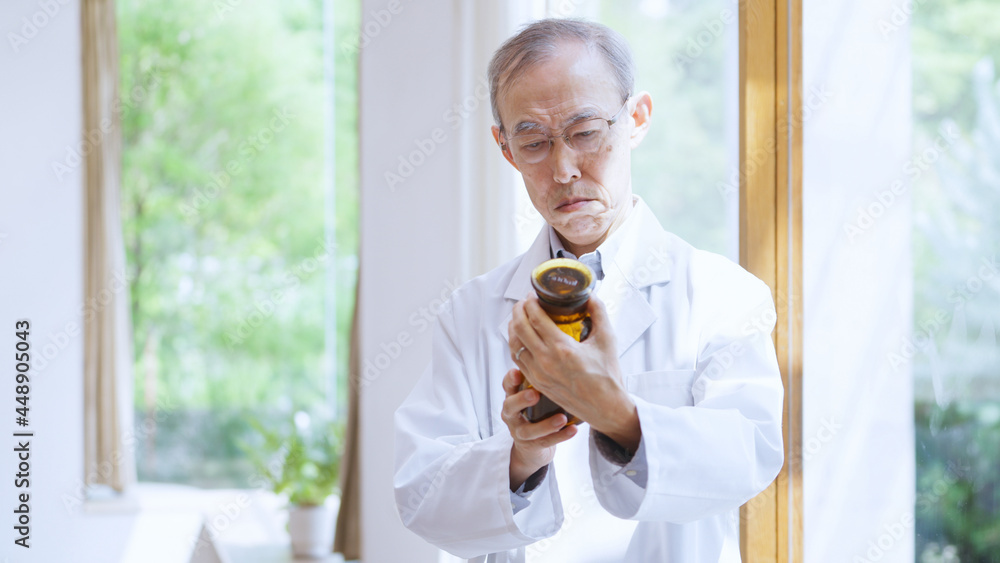 科学者・研究者・薬剤師・シニア男性 科学者・研究者・薬剤師・シニア男性