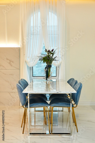 식탁과 오픈형 주방이 있는 깔끔한 실내공간