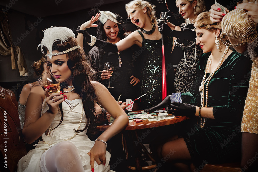 Beautiful women in evening dresses plaing poker - obrazy, fototapety, plakaty 