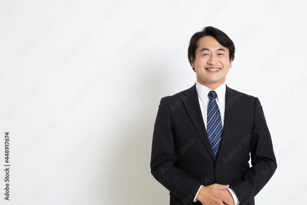 中年の日本人サラリーマン男性