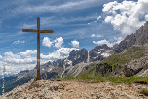 Gipfelkreuz des Porte Neigre unter den Vajolettürmen im Rosengarten, Trentino, Italien