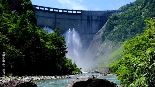 黒部ダムの放水を見上げる水しぶき