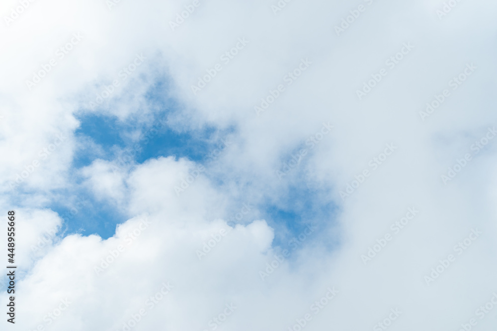 Obraz premium 雲が多めの青空