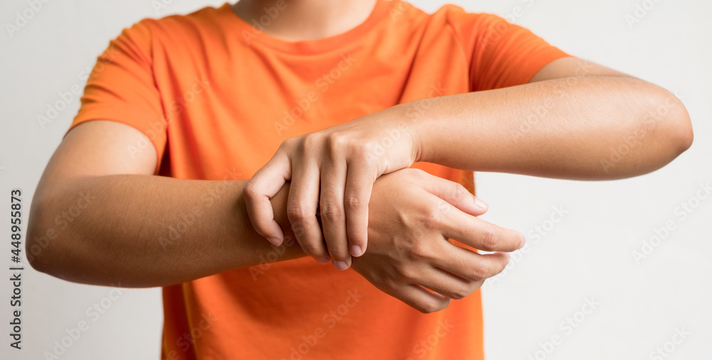 woman hand with numbness and pain in the wrist has pain and tingling in