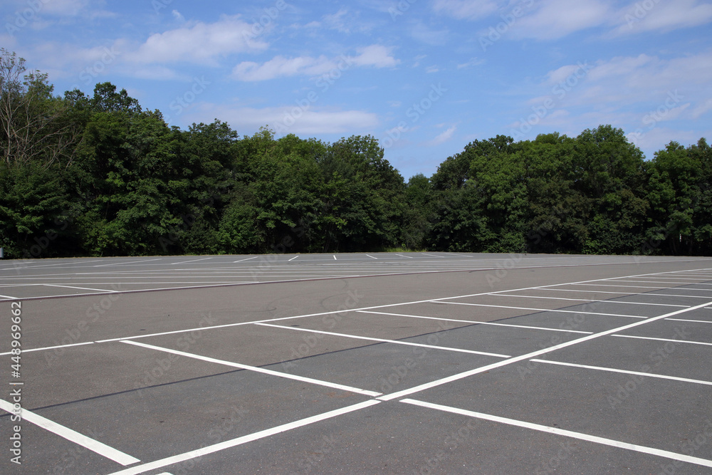 Foto großer leerer parkplatz