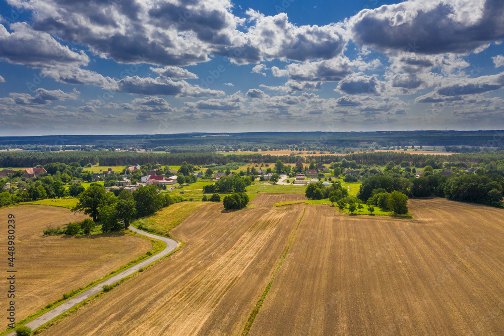 Widok z drona na pradolinę rzeki Bóbr w zachodniej Polsce, w oddali widać zabudowania wsi Miodnica. Widok z drona. - obrazy, fototapety, plakaty 