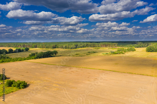 Widok z drona na pradolinę rzeki Bóbr w zachodniej Polsce, w oddali widać zabudowania wsi Miodnica. Widok z drona.