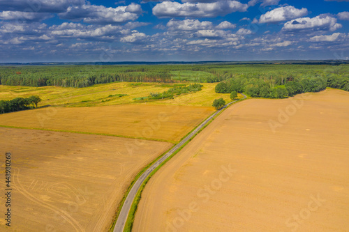 Widok z drona na pradolin   rzeki B  br w zachodniej Polsce  w oddali wida   zabudowania wsi Miodnica. Widok z drona.