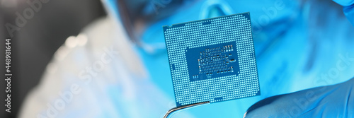 Fotografi Scientist developer in protective suit holds microcircuit