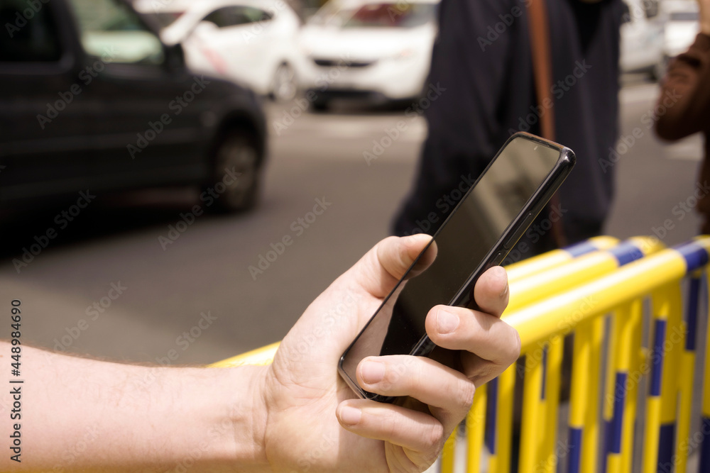 Obraz premium person using mobile phone in the street