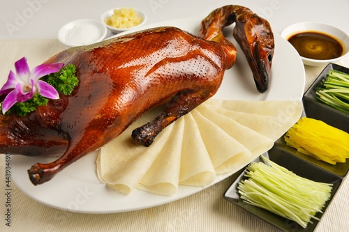 Foto roasted bbq golden Beijing peking whole duck meat in white background asian hala