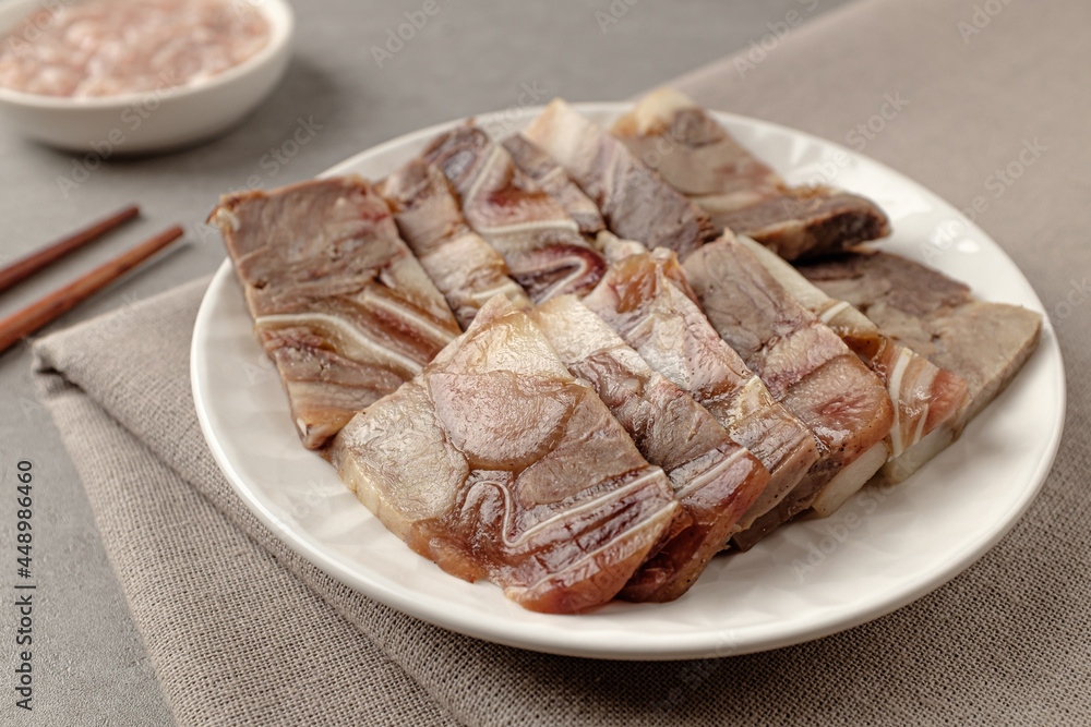 A dish made by pressing boiled pork