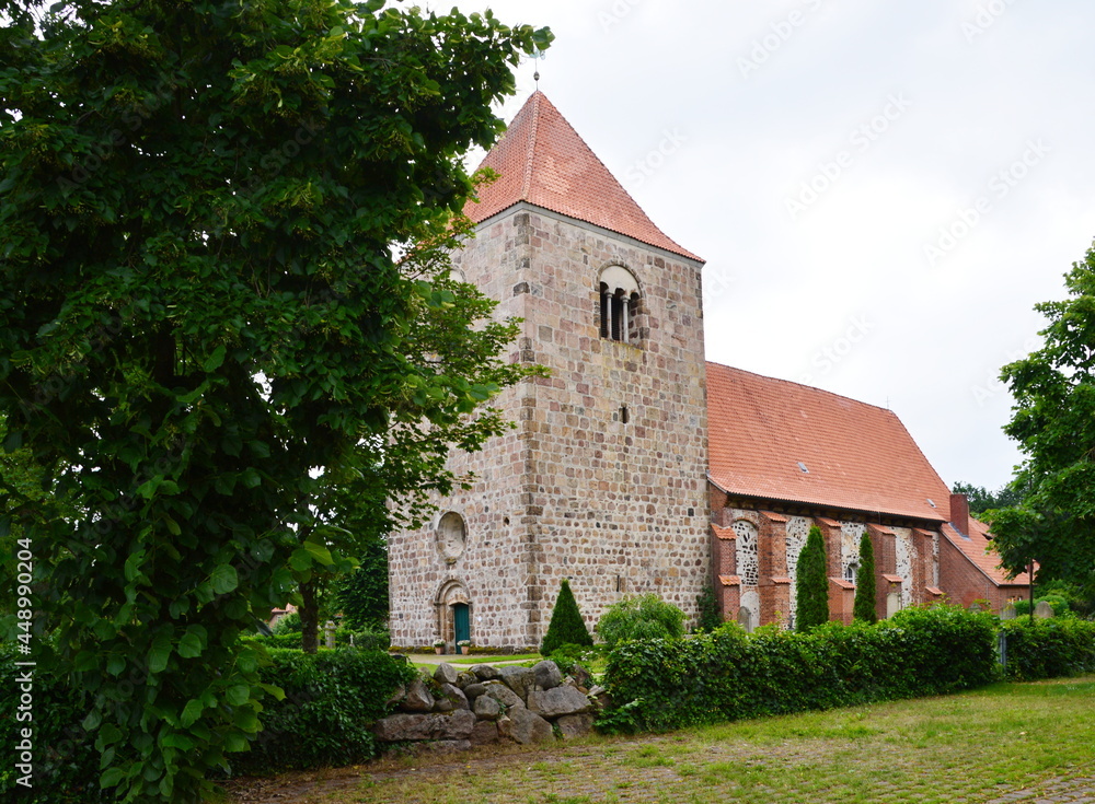 Historische Kirche im Dorf Kirchwahlingen, Niedersachsen