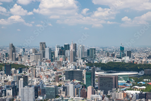 青空を背景に六本木から見た国立競技場、新宿方面のビル群