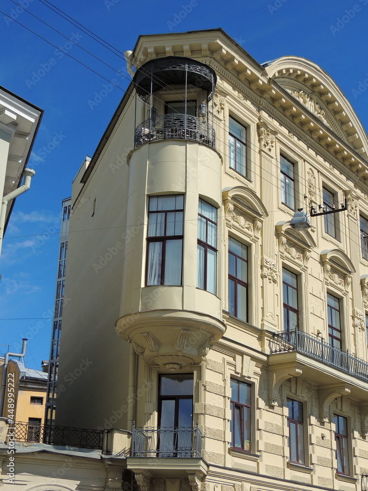 The architecture of buildings in St. Petersburg, an old unified building. Beautiful houses of St. Petersburg. The urban landscape created under Peter the Great. The architecture of buildings in St. Petersburg, an old unified building. Beautiful houses of St. Petersburg. The urban landscape created under Peter the Great.