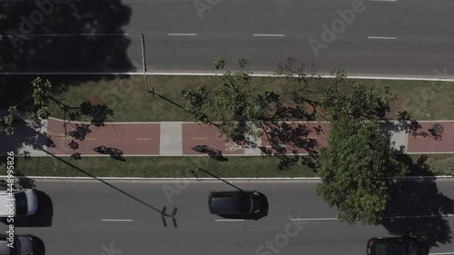 Vista aérea zenital da cliclofaixa da Av. Faria Lima, em São Paulo, com ciclistas passando. photo