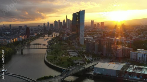 Frankfurt Skyline und EZB (Europäische Zentralbank) am Main bei Sonnenuntergang.  photo