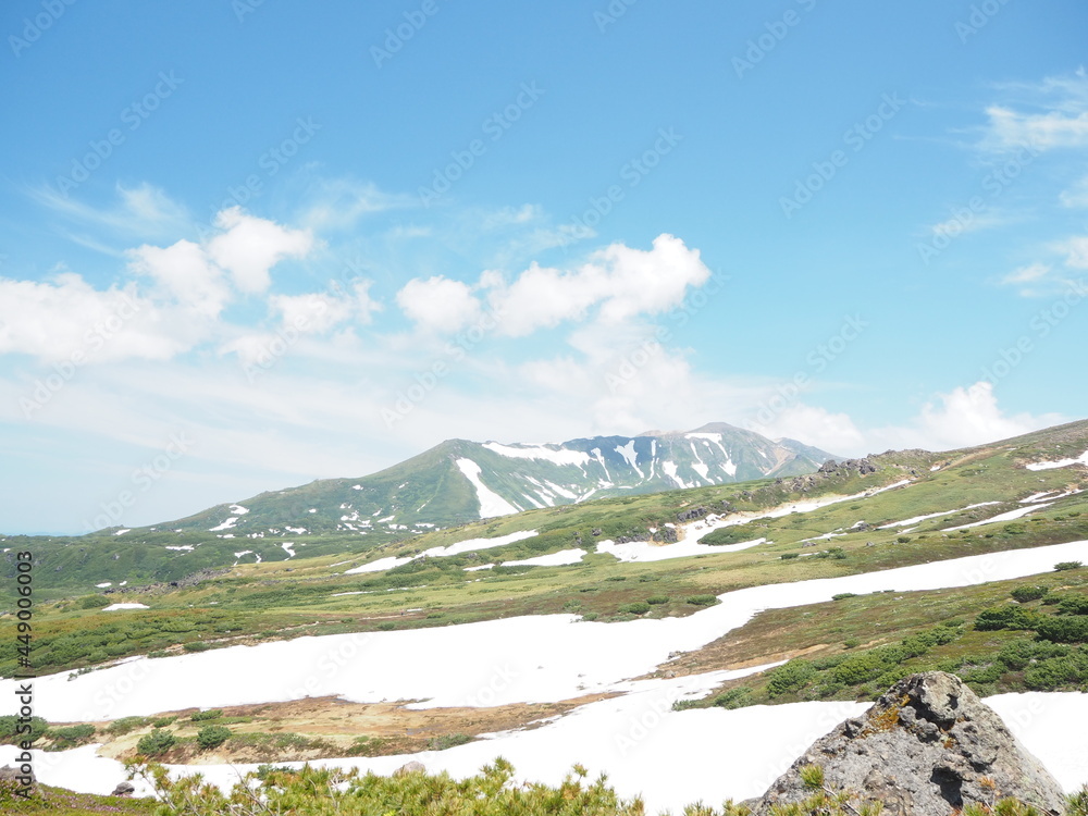 残雪が残る旭岳のトレッキングコース