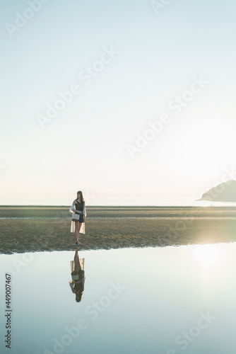 夕暮れの海にいる女性