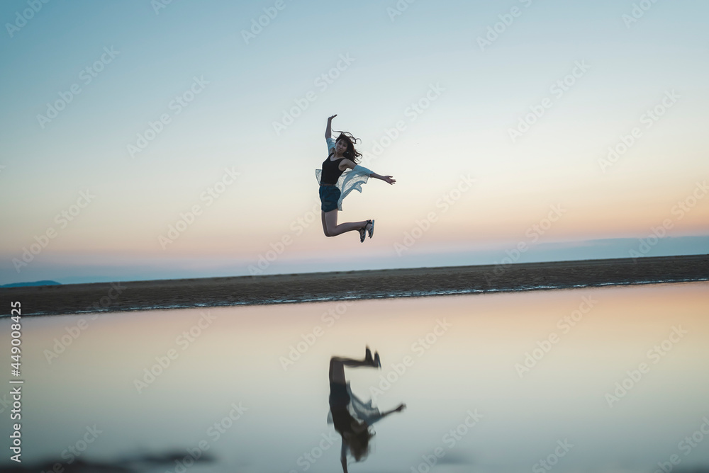 夕暮れの海にいる女性