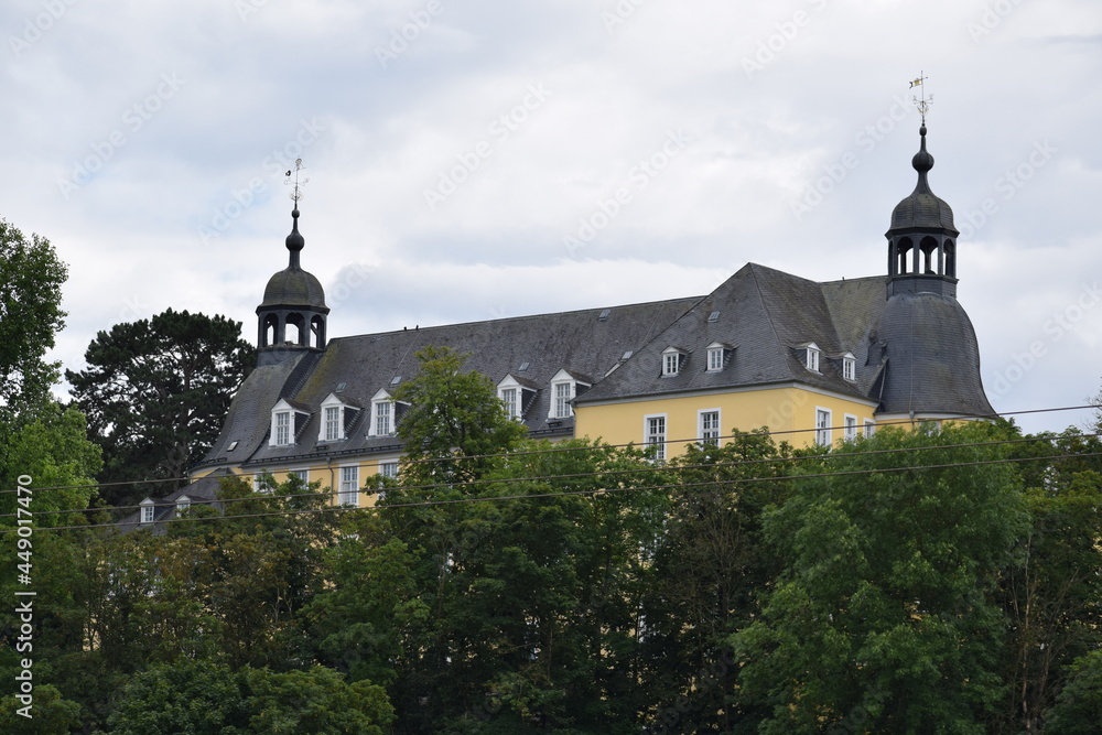 Ansicht von Schloss Oranienstein aus Aull, über die Lahn hinweg