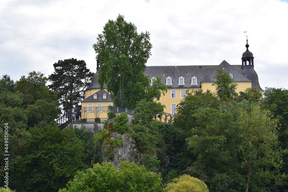 Ansicht von der Klippe und darauf Schloss Oranienstein aus Aull, über die Lahn hinweg
