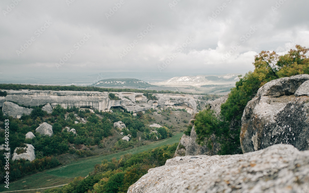 Obraz premium Landscape of rocky mountain valley in rainy weather.