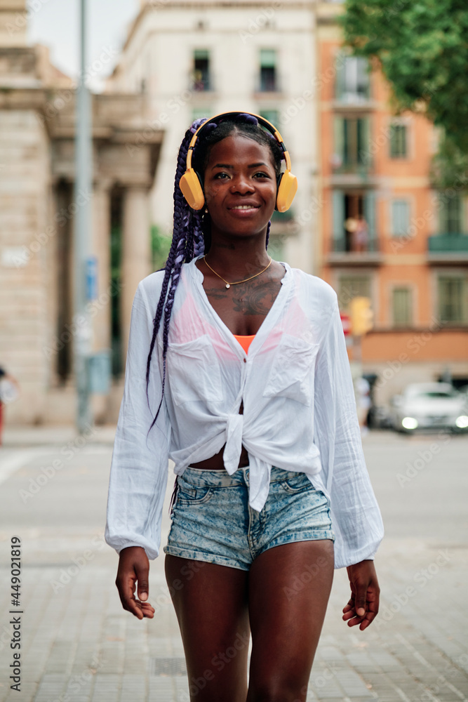 Fototapeta premium portrait of a black girl walking through the city