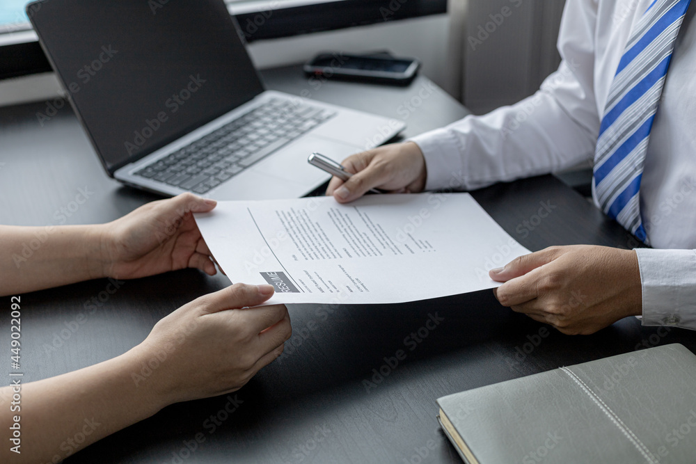 Applicants submit resumes to managers for job interviews, the resume should contain important information about themselves to make it easier to get a chance to be considered for a job offer. Applicants submit resumes to managers for job interviews, the resume should contain important information about themselves to make it easier to get a chance to be considered for a job offer.
